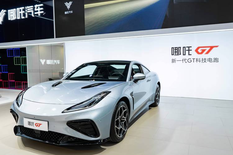 东莞26哪吒汽车在智能汽车领域的表现，领途汽车在新能源汽车市场中的影响力